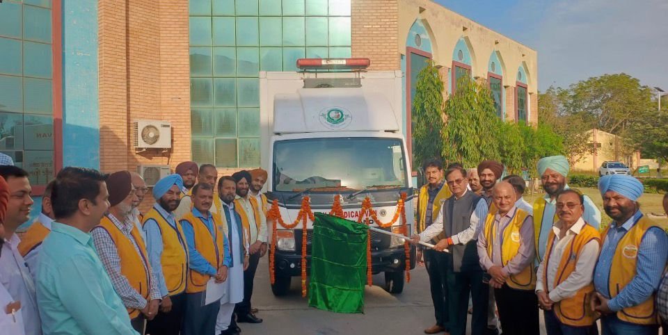 इंसानियत की सेवा के लिए बड़ा कदम: अरुणा अभय ओसवाल ट्रस्ट और लायंस क्लब ने मेडिकल कॉलेज को मोबाइल वैन डोनेट की,