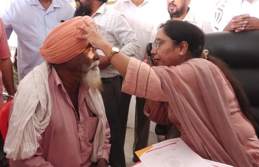 कैबिनेट मंत्री का ‘विज़न’: -डॉ. बलजीत कौर ने खुद की सैकड़ों मरीजों की आंखों की जांच, बांटी फ्री दवाइयां—-