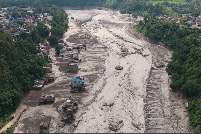 नेपाल में भोटेकोसी नदी में अचानक आई बाढ़ से मची तबाही के बाद खतरा अभी टला नहीं है।