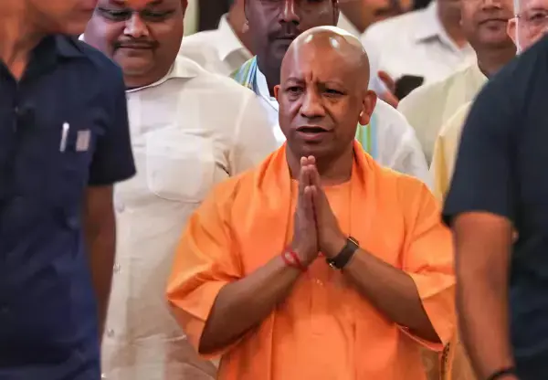 जन्माष्टमी पर मथुरा पहुंचे सीएम योगी: श्रीकृष्ण जन्मभूमि में की विशेष पूजा