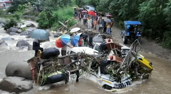 देशभर में भारी बारिश का कहर: उत्तराखंड में 172 सड़कें बंद