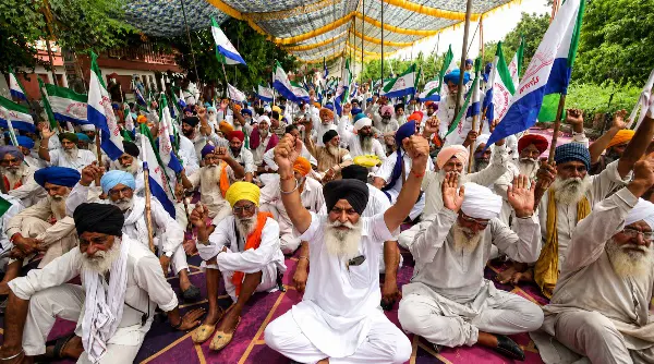 4 हजार तक पहुंची किसानों की संख्या: चंडीगढ़-मोहाली बॉर्डर पर किसान डटे