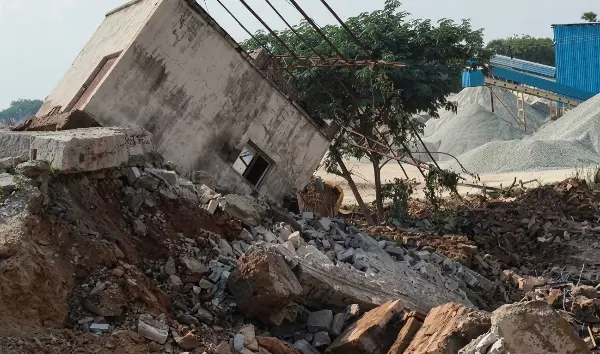 Mirzapur accident: मिर्जापुर क्रशर हादसा: डग गिरने से 4 मजदूरों की मौत