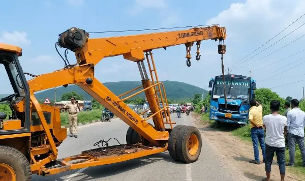 Accident News: गड्ढे में गिरी बस: ढेंकानाल में बड़ा हादसा टला